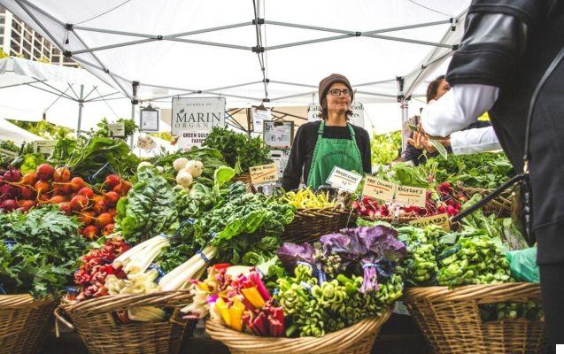 Compras locales: Mercados agrícolas y tiendas artesanales